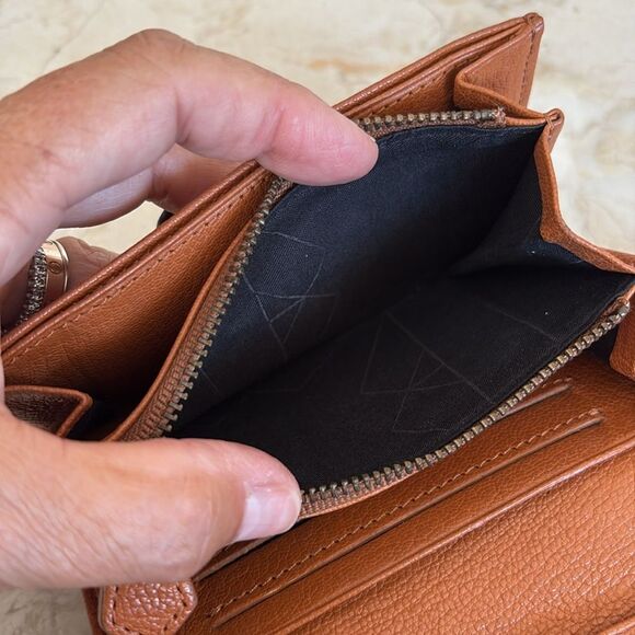 Beracamy Paris Leather Mid-Size Tri-Fold Wallet - Picture 8 of 9